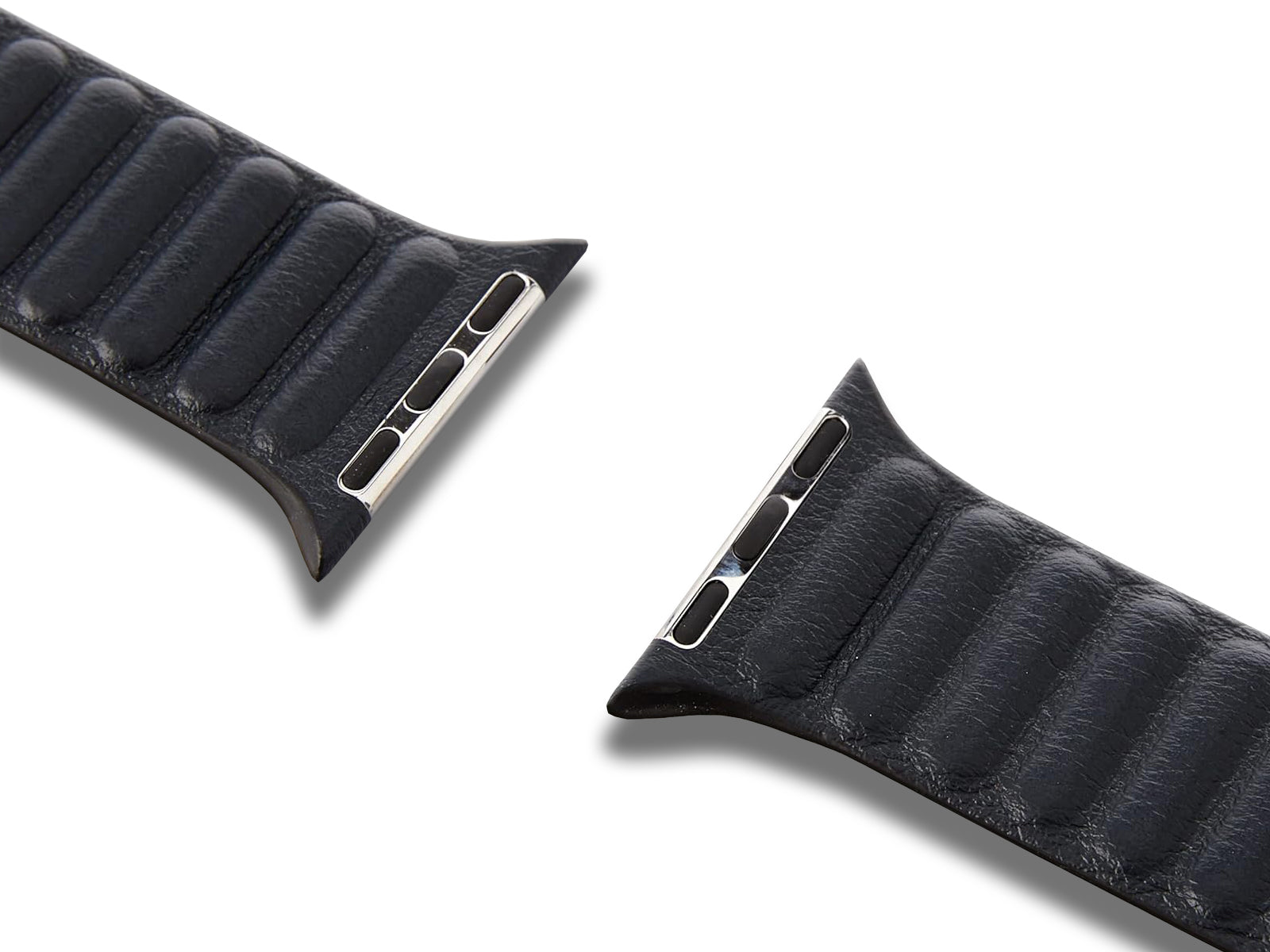 Apple Watch Strap Leather Link 45mm Midnight S/M close up of clasps